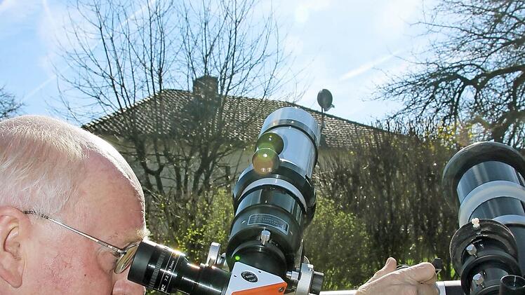 Mit diesem Teleskop kann Werner Krauß die Aktivität der Sonne beobachten.  Fotos: Heike Beudert