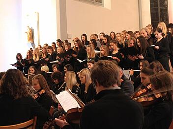 Der große Chor war nur einer von mehreren musikalischen Gruppen, die ihren Zuhörern ein eindrucksvolles Konzert boten. Fotos: Schmitt