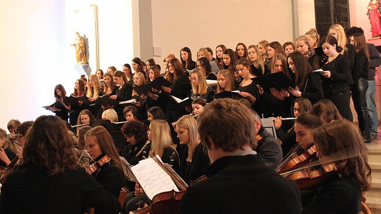 Der große Chor war nur einer von mehreren musikalischen Gruppen, die ihren Zuhörern ein eindrucksvolles Konzert boten. Fotos: Schmitt