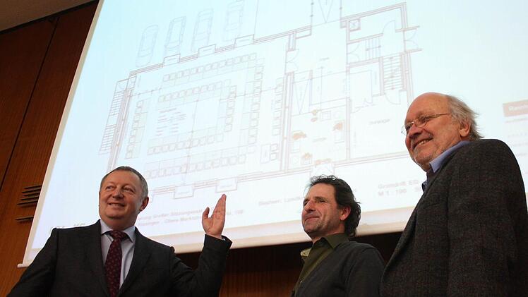 Thomas Bold (von links), Reinhard Seufert und Günter Stammwitz präsentieren die neuen Pläne für den Sitzungssaal.  Foto: Robert Huger