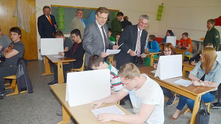 Beim Verteilen der Fragebögen zum Kreiswettbewerb der Schülerlotsen. Von rechts, Landrat Oswald Marr, Bürgermeister Rainer Detsch, der Vorsitzende der Kreisverkehrswacht, Roland Pyka und Bürgermeister Hans Pietz.  Foto: Karl-Heinz Hofmann