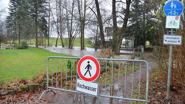 In Wildenheid wurden überflutete Fußwege gesperrt