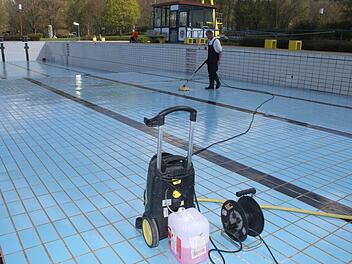 Die größte Arbeit im Freibad macht der Dreck: Schubkarrenweise hat Bademeister Thomas Ströhlein Blätter und Schmutz schon aus den Becken gefahren, jetzt kommt die Feinarbeit mit dem Hochdruckreiniger. Fotos: Sonja Adam