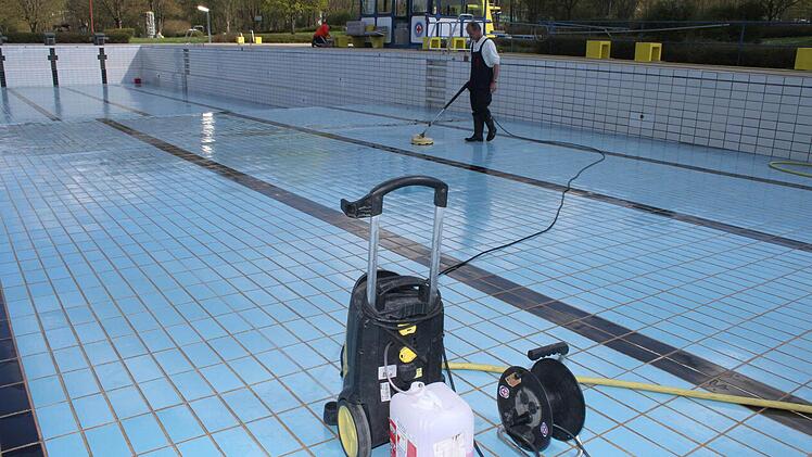 Die größte Arbeit im Freibad macht der Dreck: Schubkarrenweise hat Bademeister Thomas Ströhlein Blätter und Schmutz schon aus den Becken gefahren, jetzt kommt die Feinarbeit mit dem Hochdruckreiniger. Fotos: Sonja Adam