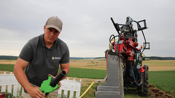 Benjamin Risch pflügt das Lehrrohr für das Glasfaserkabel ein. Foto: Ralf Ruppert