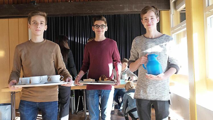 Was wäre ein Berufs-Café ohne Kaffee und Kuchen? Die SMV leistete den Service. Foto: Gerd Schaar