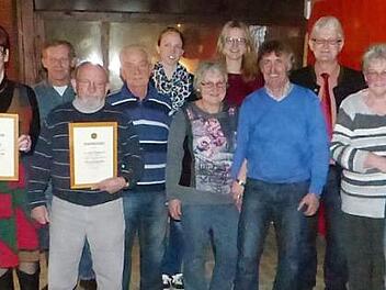 Neuwahlen und Ehrungen gab es beim Frankenwaldverein Neuensorg. Von links: Bürgermeister Franz Uome, Loni Sachs, Anita Buß, Harald Wirth, Lothar Hofmann, Otmar Scherm, Stephanie Kühnel, Helga Koller, Eva Wirth, Oswald Koller, der Obmann des FWV Marktleugast, Reiner Meisel, Monika Turbanisch, Obmann Michael Kühnel und der Vorsitzende des Frankenwald-Gesamtvereines, Dieter Frank Foto: Klaus-Peter Wulf