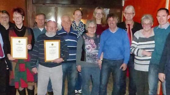 Neuwahlen und Ehrungen gab es beim Frankenwaldverein Neuensorg. Von links: Bürgermeister Franz Uome, Loni Sachs, Anita Buß, Harald Wirth, Lothar Hofmann, Otmar Scherm, Stephanie Kühnel, Helga Koller, Eva Wirth, Oswald Koller, der Obmann des FWV Marktleugast, Reiner Meisel, Monika Turbanisch, Obmann Michael Kühnel und der Vorsitzende des Frankenwald-Gesamtvereines, Dieter Frank Foto: Klaus-Peter Wulf