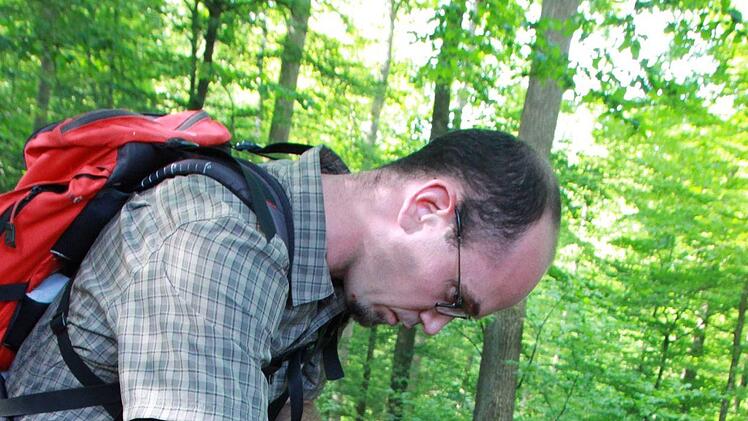 Der Hirschkäfer ist nicht zu übersehen und trotzdem schwer aufzuspüren. Wer einen entdeckt, kann ihn in einem Register melden und Wissenschaftlern dabei helfen, diesen Käfer mit Symbolkraft besser kennenzulernen. Fotos: Carmen Schmitt, Martina Straub, M. Wehner/Archiv