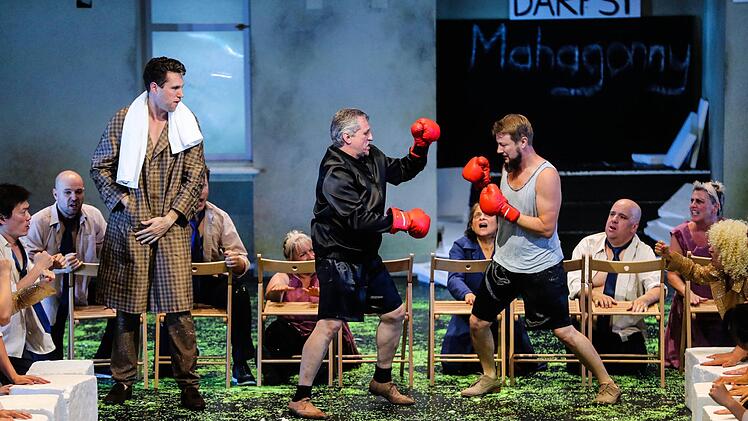 Die Oper "Aufstieg und Fall der Stadt Mahagonny" von Bert Brecht und Kurt Weill feierte Premiere am Landestheater Coburg. Regie führte Konstanze Lauterbach.Foto: Henning Rosenbusch