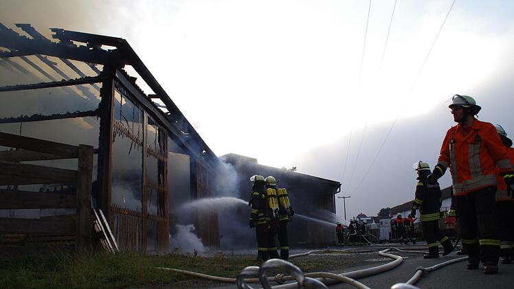 Die Feuerwehren beim Löschen des Scheunenbrandes. Foto: Marco Meißner