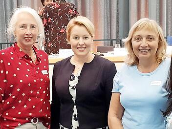 Im Gespräch mit der Bundesministerin Franziska Giffey (Mitte): die Vertreterinnen der Landesarbeitsgemeinschaft Bayerischer Gleichstellungsbeauftragter, Hedwig Schouten, Sabine Reek-Rade, Petra Müller-März und Claudia Wolter (v. l.) Foto: privat