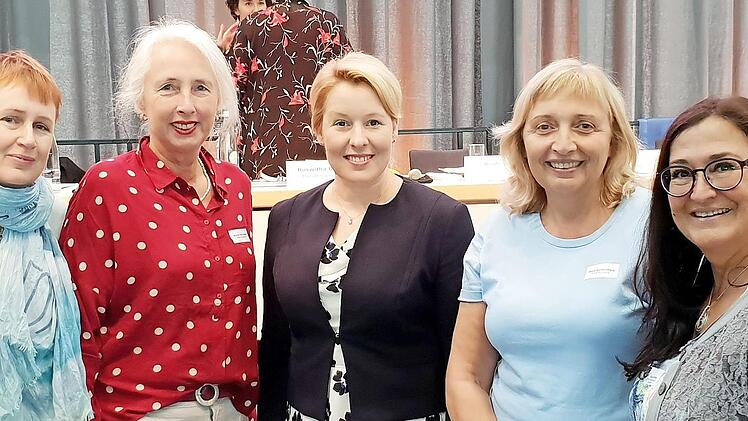 Im Gespräch mit der Bundesministerin Franziska Giffey (Mitte): die Vertreterinnen der Landesarbeitsgemeinschaft Bayerischer Gleichstellungsbeauftragter, Hedwig Schouten, Sabine Reek-Rade, Petra Müller-März und Claudia Wolter (v. l.) Foto: privat