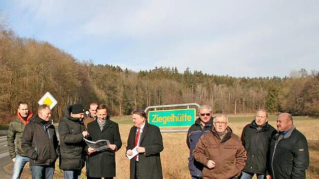 Bei einem Ortstermin bei Ziegelh&uuml;tte besprach B&uuml;rgermeister Robert Bosch (mit Plan) die m&ouml;glichen Trassen des Zentbachtal-Radwegs mit MdL J&uuml;rgen Baumg&auml;rtner (Dritter von links) und Landrat Klaus Peter S&ouml;llner (rechts neben Bosch). Mit im Bild Mitglieder des Gemeinderats. Foto: J&uuml;rgen G&auml;rtner