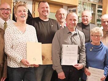 Verdiente und treue Mitglieder ehrte die Siedlergemeinschaft Seßlach bei der Hauptversammlung. Von links im Bild sind Hans-Jürgen Amend, Alexander Klehr, Brunhild Herbrand, Frank Böhm, Ambros Gagel, Matthias Münch, Hans-Jürgen Sonntag, Erika Wirthmann, Ernst Wiesner und Alexander Blessinger. Foto: Bettina Knauth