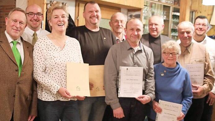 Verdiente und treue Mitglieder ehrte die Siedlergemeinschaft Seßlach bei der Hauptversammlung. Von links im Bild sind Hans-Jürgen Amend, Alexander Klehr, Brunhild Herbrand, Frank Böhm, Ambros Gagel, Matthias Münch, Hans-Jürgen Sonntag, Erika Wirthmann, Ernst Wiesner und Alexander Blessinger. Foto: Bettina Knauth