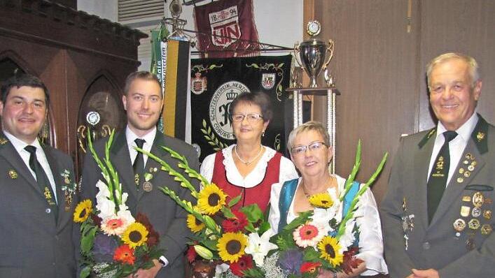 Königsproklamation und Siegerehrungen bei den Herzogstand-Schützen in Neuses (von links): Oberschützenmeister Jens-Uwe Peter, Tobias Blum, Schützenkönigin und Gewinnerin des Königspokals Elisabeth Backert, Doris Denniger sowie Helmut Zapf, Gewinner des Protektoratspokals.  Foto: Martin Koch