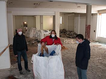 Beim Abriss im Innern des ehemaligen Kaufhauses wird strikt auf Trennung der Baustoffe geachtet. Architekt Andreas Reuter (von links), Stadtbaumeister Detlef Mohr und Bürgermeister Armin Warmuth haben sich am Mittwoch umgeschaut.
