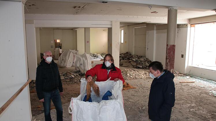 Beim Abriss im Innern des ehemaligen Kaufhauses wird strikt auf Trennung der Baustoffe geachtet. Architekt Andreas Reuter (von links), Stadtbaumeister Detlef Mohr und Bürgermeister Armin Warmuth haben sich am Mittwoch umgeschaut.