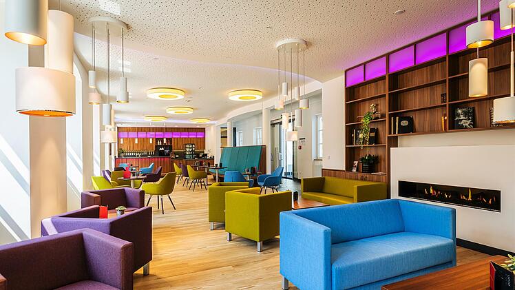 Die farbenfrohe Lounge. Foto: Samuel Becker/Kurhaus Hotel Bad Bocklet