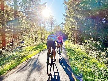 Auf den idyllischen Wegen rund um die Bergdörfer herrschen optimale Trainingsbedingungen. Egal ob im Frühjahr oder im Winter, wenn die Loipen bei entsprechender Schneelage gespurt sind.