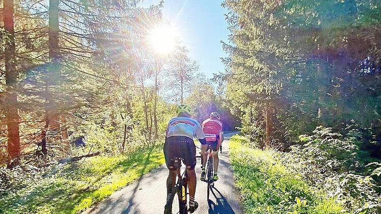 Auf den idyllischen Wegen rund um die Bergdörfer herrschen optimale Trainingsbedingungen. Egal ob im Frühjahr oder im Winter, wenn die Loipen bei entsprechender Schneelage gespurt sind.