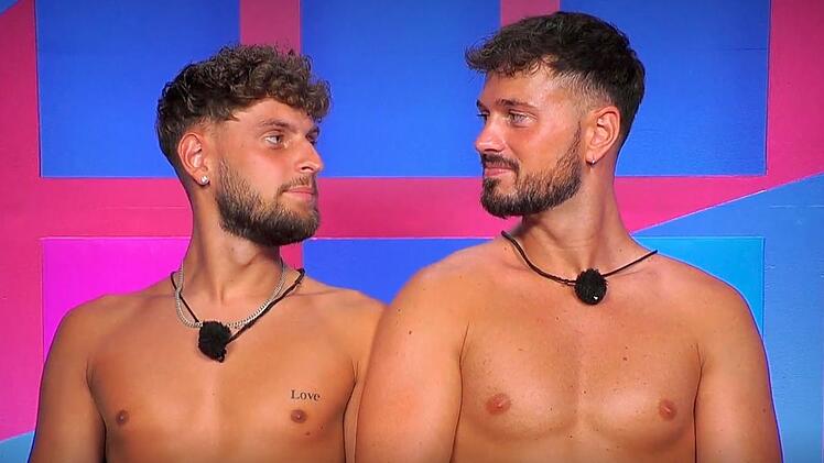 "Hübsche Frauen kennen manchmal ihren Wert nicht": Darin ist sich Maurice mit seinem Mit-Favoriten Kevin (links) einig. "Wie kann man sich für einen Polo entscheiden, wenn man einen Ferrari haben kann", lautet sein mackerhafter Vergleich mit Neu-Günstling Paul: "Kann doch nicht sein, dass sie mit Typen wie uns knutscht ... und dann ... so einen Trottel!"