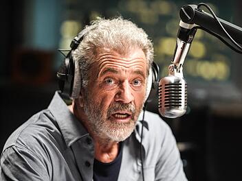 Mel Gibson spielt in "On the Line" einen Radiomoderator, der pl&ouml;tzlich um das Leben seiner Familie f&uuml;rchten muss.