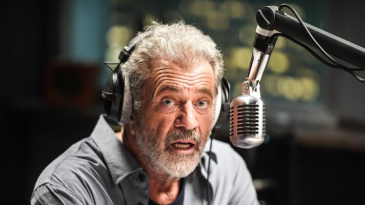 Mel Gibson spielt in "On the Line" einen Radiomoderator, der pl&ouml;tzlich um das Leben seiner Familie f&uuml;rchten muss.