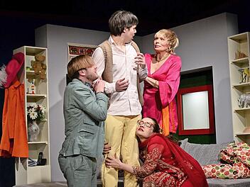 Alle beknien Richard, den Lottogewinn doch noch anzunehmen.