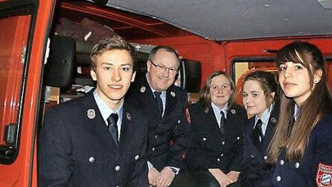 Vier der Anwärter sitzen mit ihrem Ausbilder im Feuerwehrauto Probe (von links): Matthias Rüttiger und sein Vater Richard, Marie Ziegler, Antonia Stahl und Lea RüttigerFotos: Johanna Kellermann