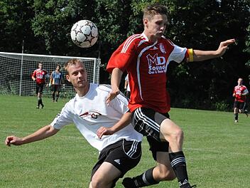 Neuzugang Andreas Voll (links) vom SV Albertshausen hat die Kugel voll im Visier, während Diebachs Spielführer Patrick Schmähling den Ball nicht erreicht. Foto: Hopf