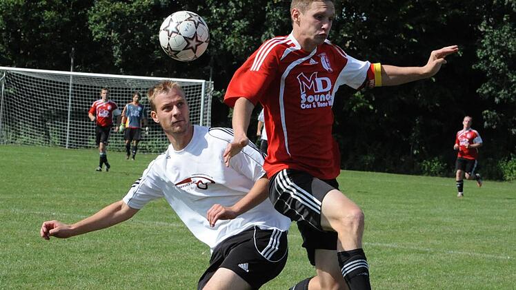 Neuzugang Andreas Voll (links) vom SV Albertshausen hat die Kugel voll im Visier, während Diebachs Spielführer Patrick Schmähling den Ball nicht erreicht. Foto: Hopf