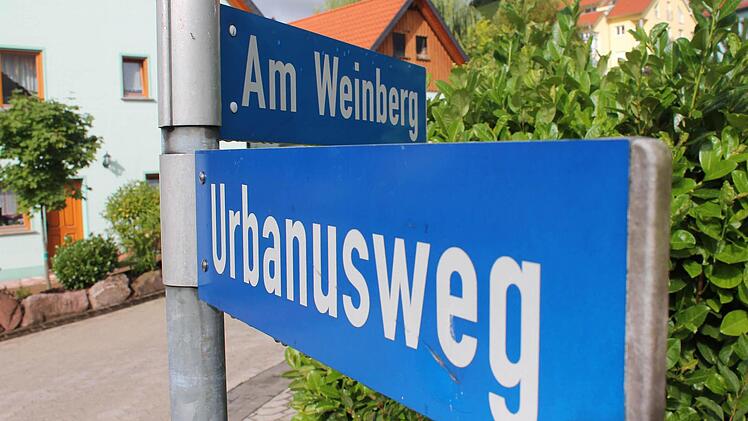 In dem Weindorf Ramsthal kreuzen die Straße Am Weinberg und der Urbanusweg. Urbanus ist der Schutzheilige der Winzer. Foto: Benedikt Borst