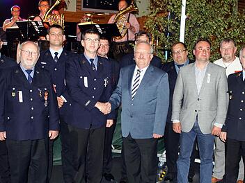 Ehrungen standen bei der Freiwilligen Feuerwehr Nordhalben an. Von links: Vorsitzender Michael Wachter, Ehrenmitglied Anton Simon, Zweiter Vorsitzender Andreas Kuhnlein, Matthias Pöhnlein, Adjutant Daniel Pöhnlein, Bernd Steger, Kommandant Wolfgang Ströhlein, Richard Werner, Bürgermeister Michael Pöhnlein, Ehrenmitglied Ludwig Köstner und Kreisbrandrat Joachim Ranzenberger  Foto: Michael Wunder