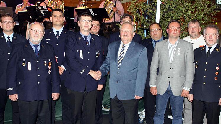 Ehrungen standen bei der Freiwilligen Feuerwehr Nordhalben an. Von links: Vorsitzender Michael Wachter, Ehrenmitglied Anton Simon, Zweiter Vorsitzender Andreas Kuhnlein, Matthias Pöhnlein, Adjutant Daniel Pöhnlein, Bernd Steger, Kommandant Wolfgang Ströhlein, Richard Werner, Bürgermeister Michael Pöhnlein, Ehrenmitglied Ludwig Köstner und Kreisbrandrat Joachim Ranzenberger  Foto: Michael Wunder