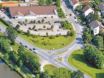Das Luftbild von Ronald Rinklef zeigt die Kreuzung, die neben neuer Ampelanlage auch Gehweg und Fußgängerquerung bekommen soll. Foto: Ronald Rinklef