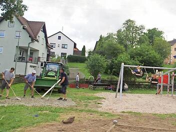 Philipp, Thomas Löffler, Gerhard Eidelloth, Karl-Heinz Seuling, Jochen Göppner, Gerd Appel und Andreas Fiedler beim Endspurt für den Lahmer Spielplatz. Florian und Jonas "testen" indes die Schaukeln der neuen Spielkombination. Zum harten Kern der Helferschar zählen weiter Thomas Hummel, Holger Heidenreich und Björn Gehring (nicht im Bild). Foto: hs