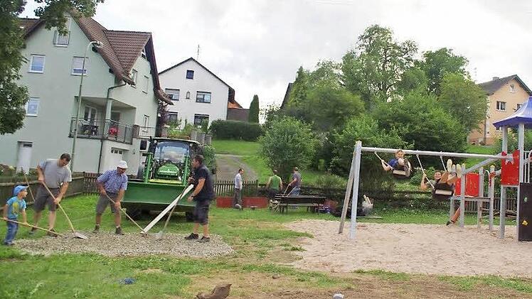 Philipp, Thomas Löffler, Gerhard Eidelloth, Karl-Heinz Seuling, Jochen Göppner, Gerd Appel und Andreas Fiedler beim Endspurt für den Lahmer Spielplatz. Florian und Jonas "testen" indes die Schaukeln der neuen Spielkombination. Zum harten Kern der Helferschar zählen weiter Thomas Hummel, Holger Heidenreich und Björn Gehring (nicht im Bild). Foto: hs