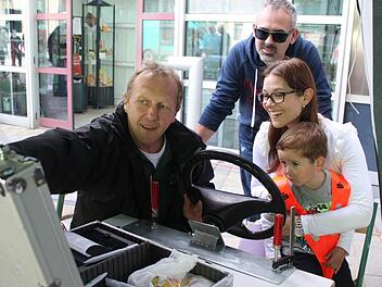 Siegbert Jakob (links) klärt Ulrike Klug über Brems- und Reaktionsweg auf. Mit im Bild: Ehemann Markus Klug und Sohn Constantin. Foto: Veronika Schadeck
