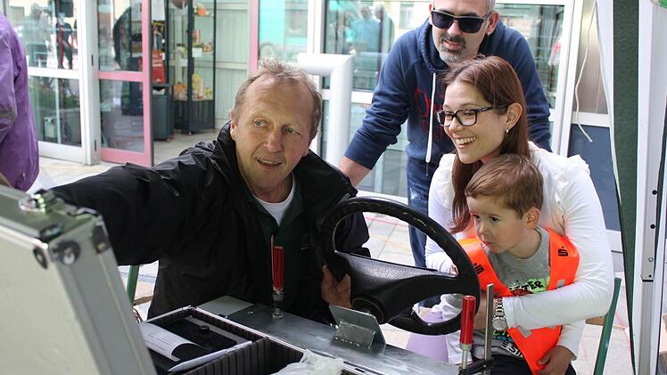 Siegbert Jakob (links) klärt Ulrike Klug über Brems- und Reaktionsweg auf. Mit im Bild: Ehemann Markus Klug und Sohn Constantin. Foto: Veronika Schadeck