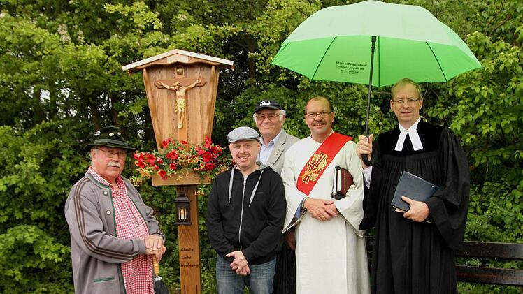 Bei der Einweihung des neuen Bildstocks (vorne von links) Günter Flachsenberger, Stefan Flachsenberger, Diakon Bernhard Trunk und Pfarrer Hans-Christian Neiber.  Fotos: Günther Geiling