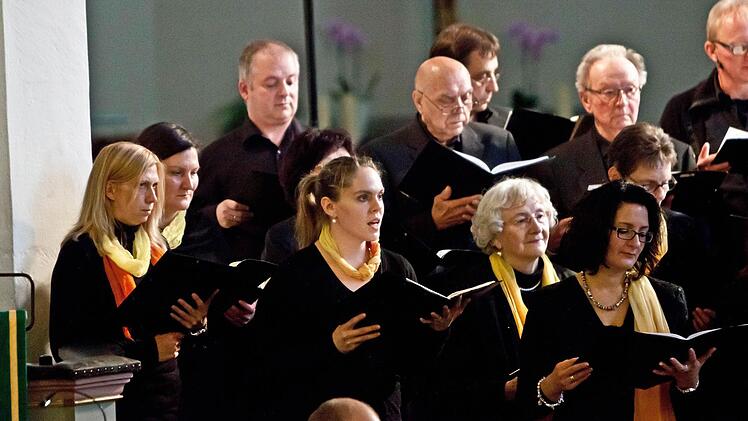 Der SMS-Chor Ludwigsstadt bei seinem Gastspiel in der Heilig-Kreuz-Kirche Coburg.Foto: Jochen Berger