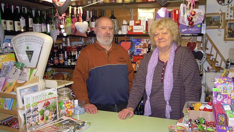 Norbert Hahn und Partnerin Rita Kreuzpaitner betreiben den kleinen Gemischtwarenladen in Riedenberg. Seit Generationen ist er im Familienbesitz. Foto: Julia Raab