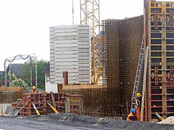 ICE-Baustelle Haltestelle Ebensfeld: Blick auf Mittelbahnsteig mit Treppenaufgang und Personalaufzugschacht Foto: Kurt Hammer