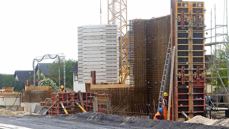ICE-Baustelle Haltestelle Ebensfeld: Blick auf Mittelbahnsteig mit Treppenaufgang und Personalaufzugschacht Foto: Kurt Hammer