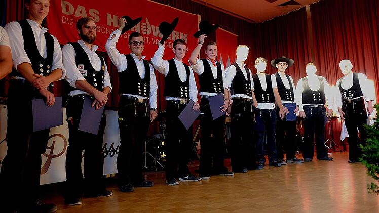 Die Zimmerinnung war heuer mit 13 Gesellen stark vertreten. Im Vorjahr gab es keine freizusprechende Zimmerleute.  Foto: Gerd Schaar