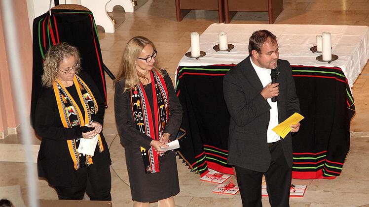 Angelika Tritthart, Petra Pausch und Pfarrer Johannes Saffer bei der Begrüßung zum BenefizkonzertRichard Sänger