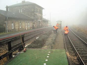 Diese Arbeiten am Bahnhof Marktschorgast hatten nichts mit dem großen Umbau zu tun. Wie dieser genau ablaufen soll, ist ein Streitpunkt zwischen den Verantwortlichen. Foto: Bruno Preißinger