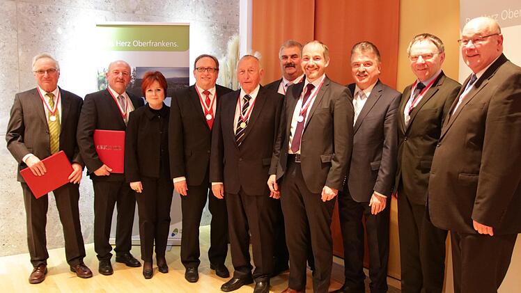Auszeichnungen mit der silbernen Bürgermedaille des Landkreises. Unser Bild zeigt (von links): Klaus Zahner, Wilfried Löwinger, Christina Flauder, Dieter Schaar, Heinz Burges (Gold), Karl-Heinz Opel, Jörg Kunstmann, Klaus Peter Söllner, Siegfried Küspert und Dieter Adam.Klaus Klaschka